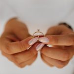 Γυναίκα κρατά δαχτυλίδι