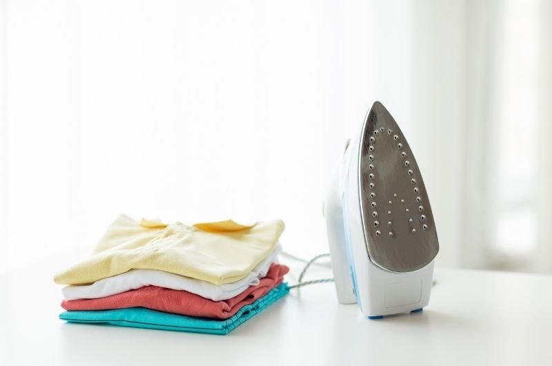 ηλεκτρικό σίδερο και σιδερωμένα ρούχα